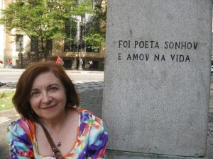Maria Rosa Lojo posando en monumento con la leyenda,