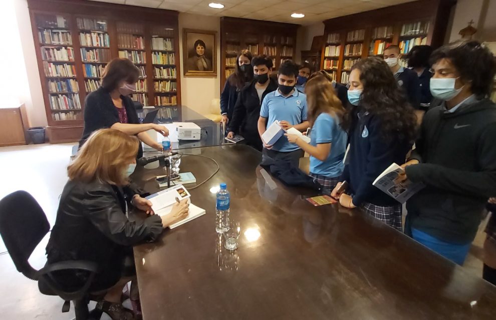 Encuentro con profesores y alumnos en el colegio gallego-argentino Santiago Apóstol, a propósito de la novela “Solo queda saltar”, 10 de noviembre