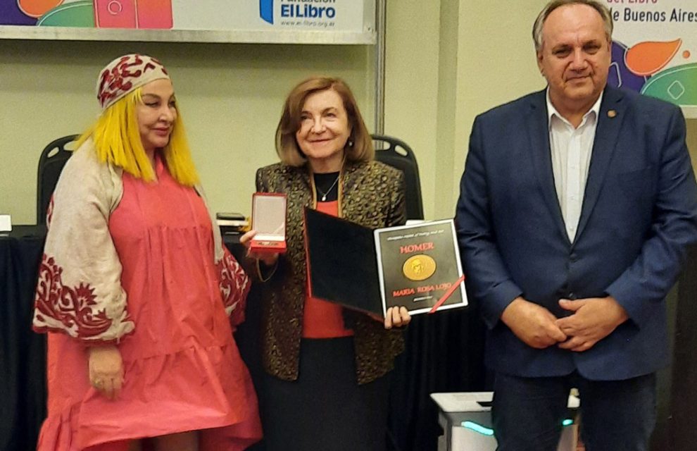 María Rosa Lojo recibió la Medalla Europea de Poesía y Arte Homero, Festival de Poesía, Feria Internacional del Libro de Buenos Aires, 30 de abril de 2022
