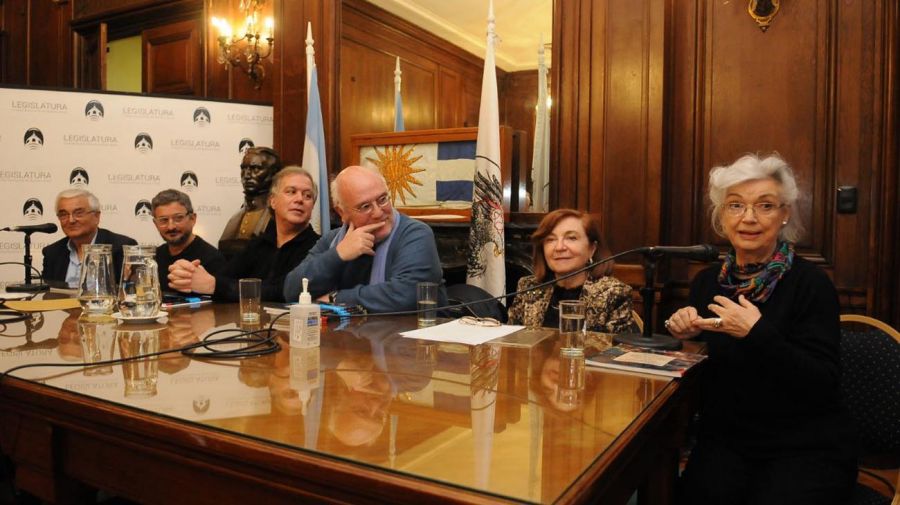 Se presenta el libro sobre el nacimiento del PEN Club porteño, en la Legislatura de la Ciudad de Buenos Aires, con la participación de María Rosa Lojo, 13 de junio de 2022