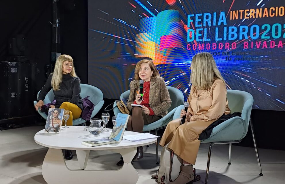 “Grandes mujeres de la Historia argentina”. María Rosa Lojo y Florencia Canale en la Feria Internacional del Libro 2023, Comodoro Rivadavia, 12 de julio de 2023