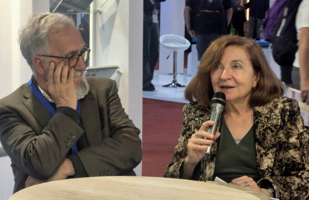 María Rosa Lojo presenta la obra de temática argentina de Xavier Alcalá, Feria Internacional del Libro de Buenos Aires, Stand de Galicia, 6 de mayo de 2025