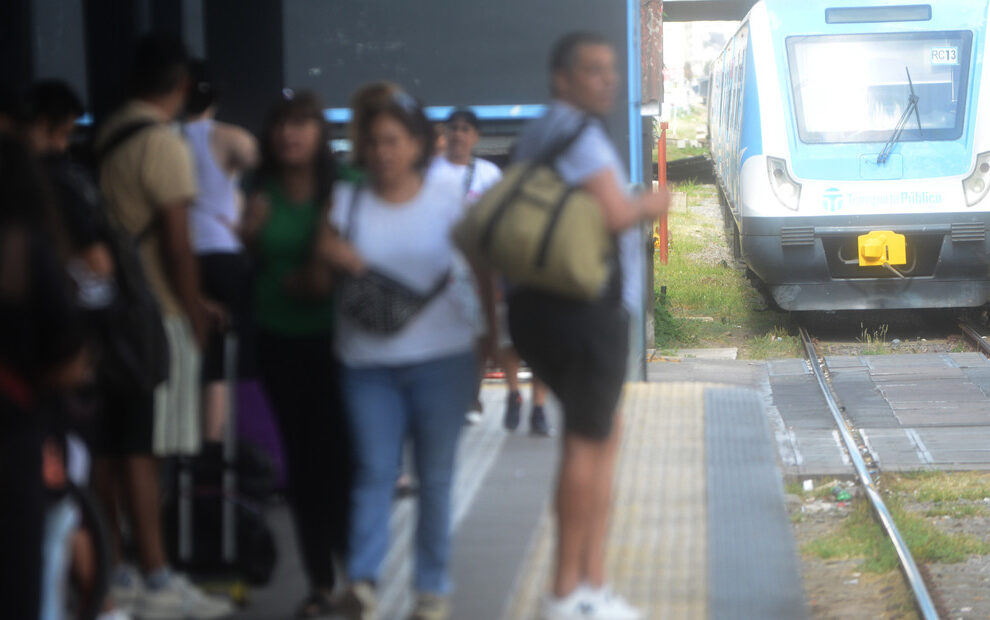 “Una vida viajando en el Sarmiento”, por María Rosa Lojo para “Pasiones Argentinas”, Diario Clarín, 28 de enero de 2026