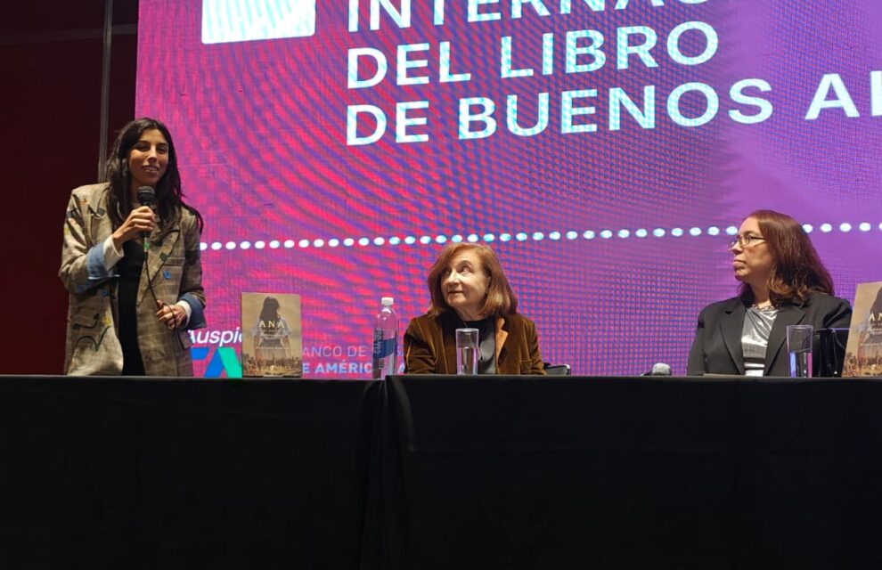 María Rosa Lojo presenta la novela “Ana, la fundadora”, de Mercedes Giuffré. Sala Alejandra Pizarnik. Feria Internacional del Libro de Buenos Aires, 2 de mayo de 2026